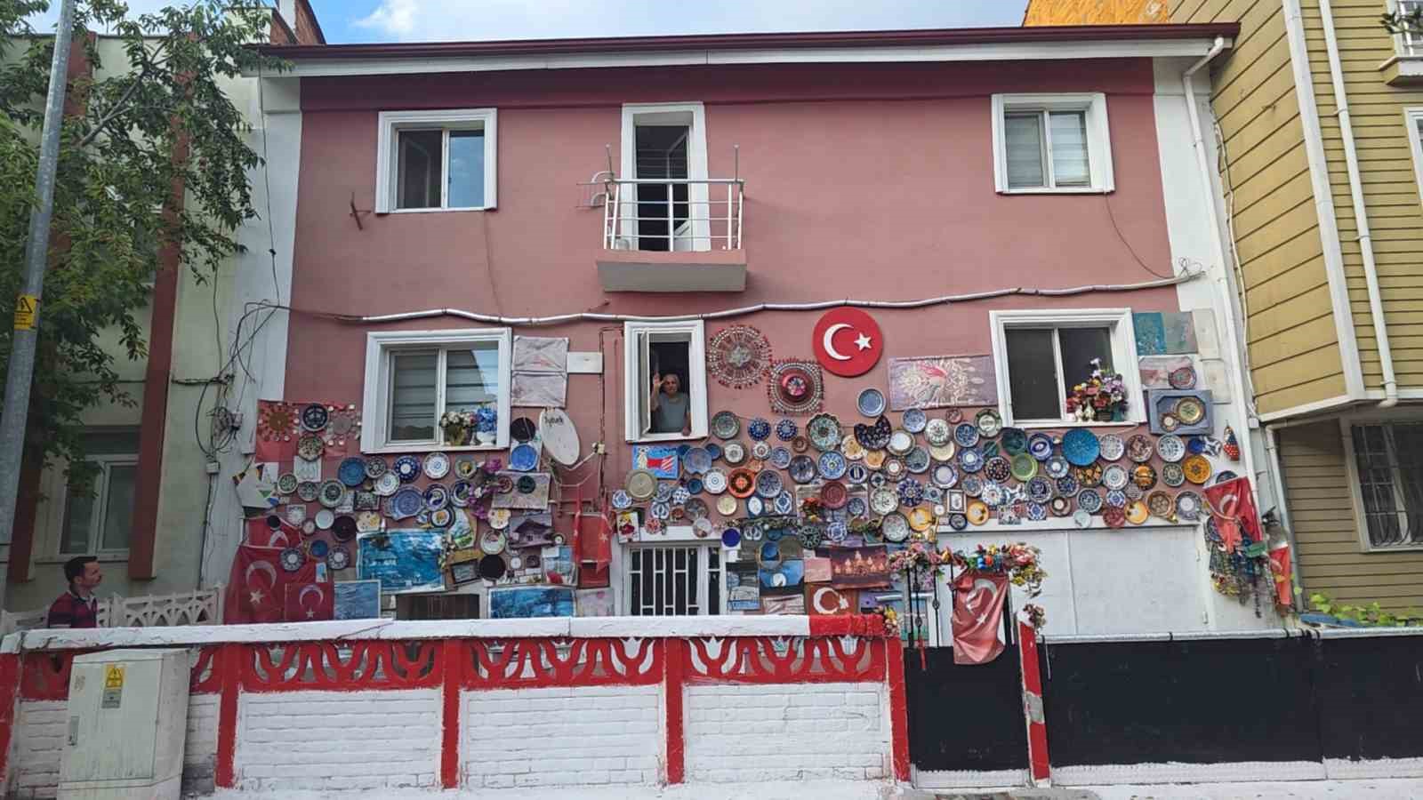 Evinin dış cephesini Kütahya'ya özgü çini tabaklarla kapladı