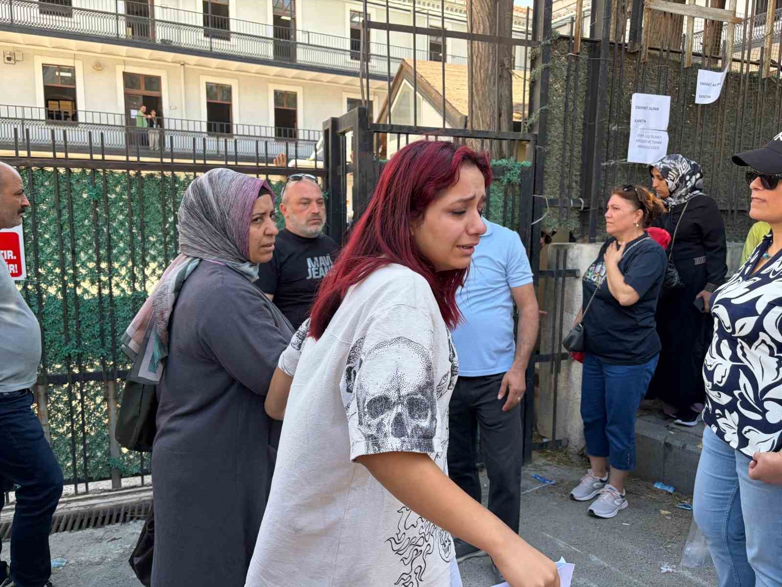 İzmir’de YKS heyecanı: Dış kapı demirlerinden atlayıp sınava girmeye çalıştılar