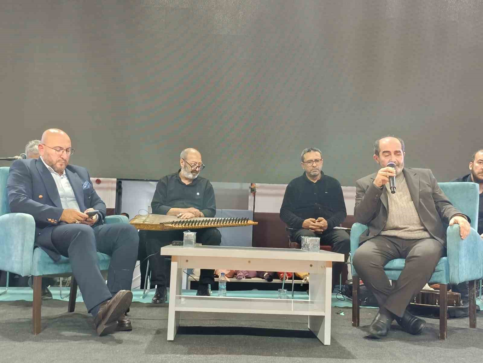MANİSA’NIN SALİHLİ İLÇESİNDE AK PARTİ GENÇLİK KOLLARI TARAFINDAN DÜZENLENEN "SALİHLİ GÖNÜL BULUŞMALARI EDEBİYAT SÖYLEŞİSİ VE TASAVVUF MÜZİĞİ KONSERİ", VATANDAŞLARIN YOĞUN KATILIMIYLA GERÇEKLEŞTİRİLDİ. TRİBÜNLERİN TAMAMEN DOLDUĞU ETKİNLİKTE, SALONDA YER BULAMAYAN VATANDAŞLAR YERE SERİLEN ÖRTÜLERİN ÜZERİNE OTURARAK PROGRAMI TAKİP ETTİ.