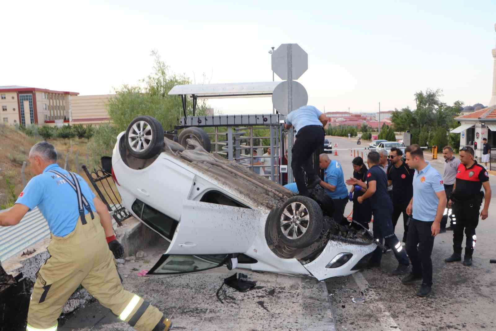 Karaman'da takla atan otomobildeki 4 üniversite öğrencisi yaralandı