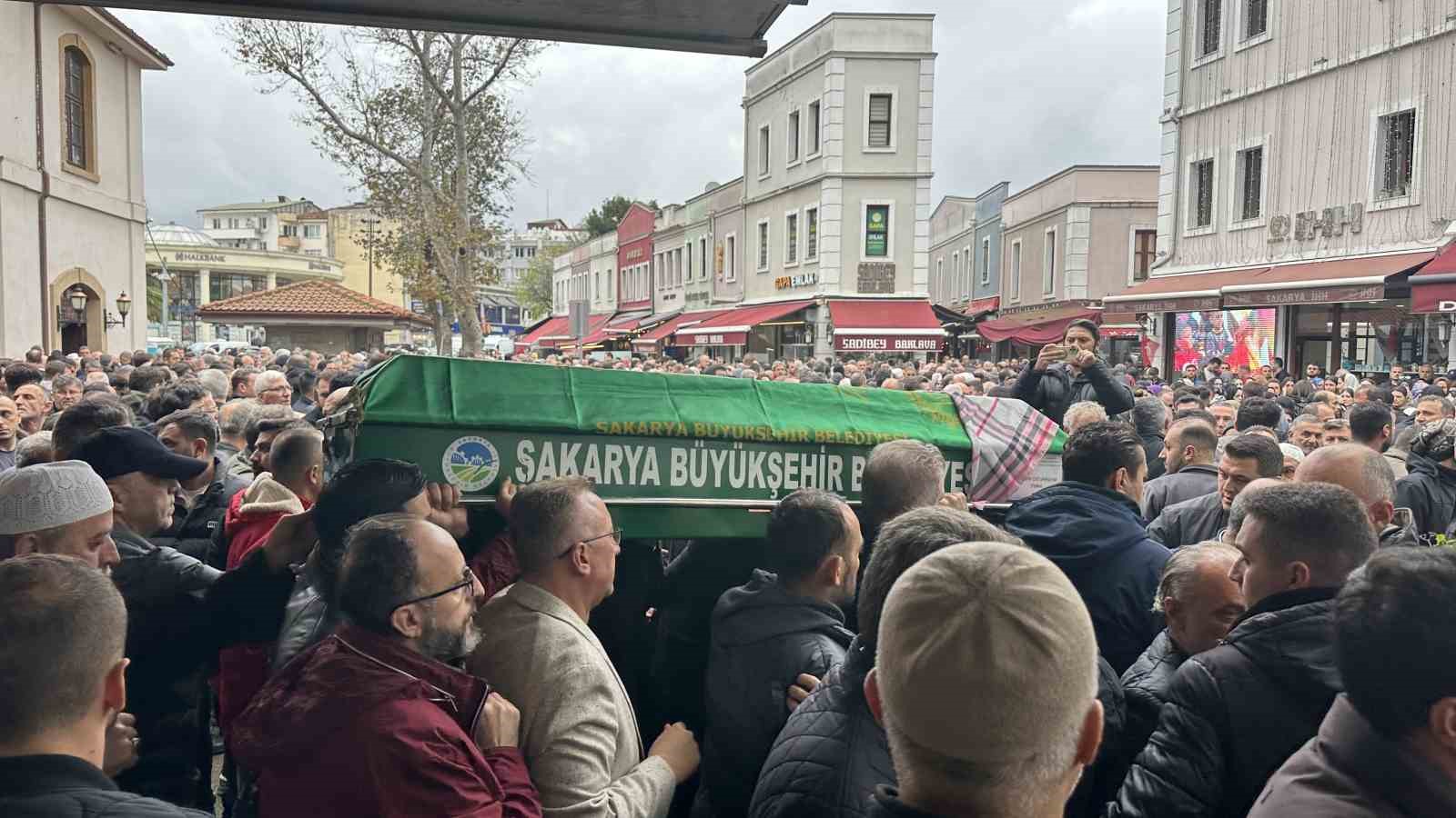 NEVŞEHİR'İN GÖREME BELDESİNDE MEYDANA GELEN PERİBACASI ÇÖKMESİNDE HAYATINI KAYBEDEN SAKARYALI GAZETECİ FATİH ERAY TUNA VE EŞİ BEGÜM TUNA, MEMLEKETLERİ SAKARYA'DA KILINAN CENAZE NAMAZININ ARDINDAN SON YOLCULUKLARINA UĞURLANDI.