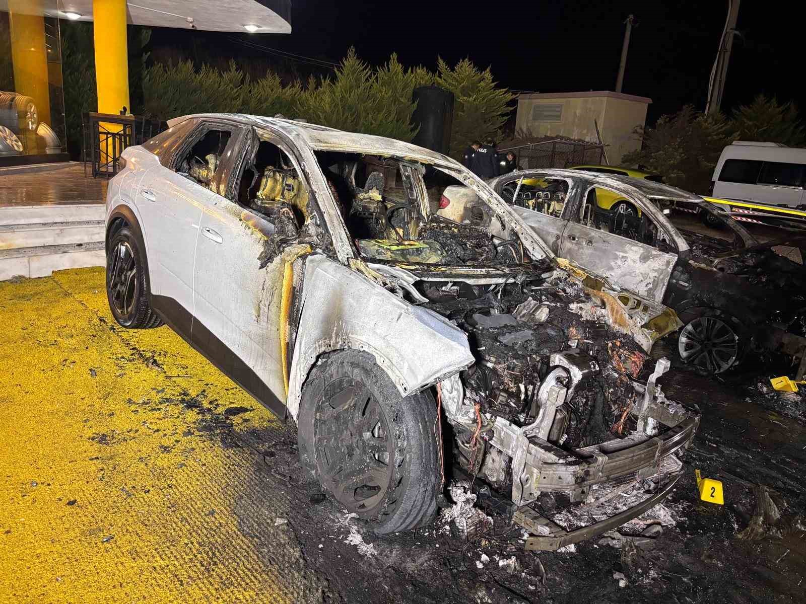 Kuşadası’nda oto galeri kundaklandı
