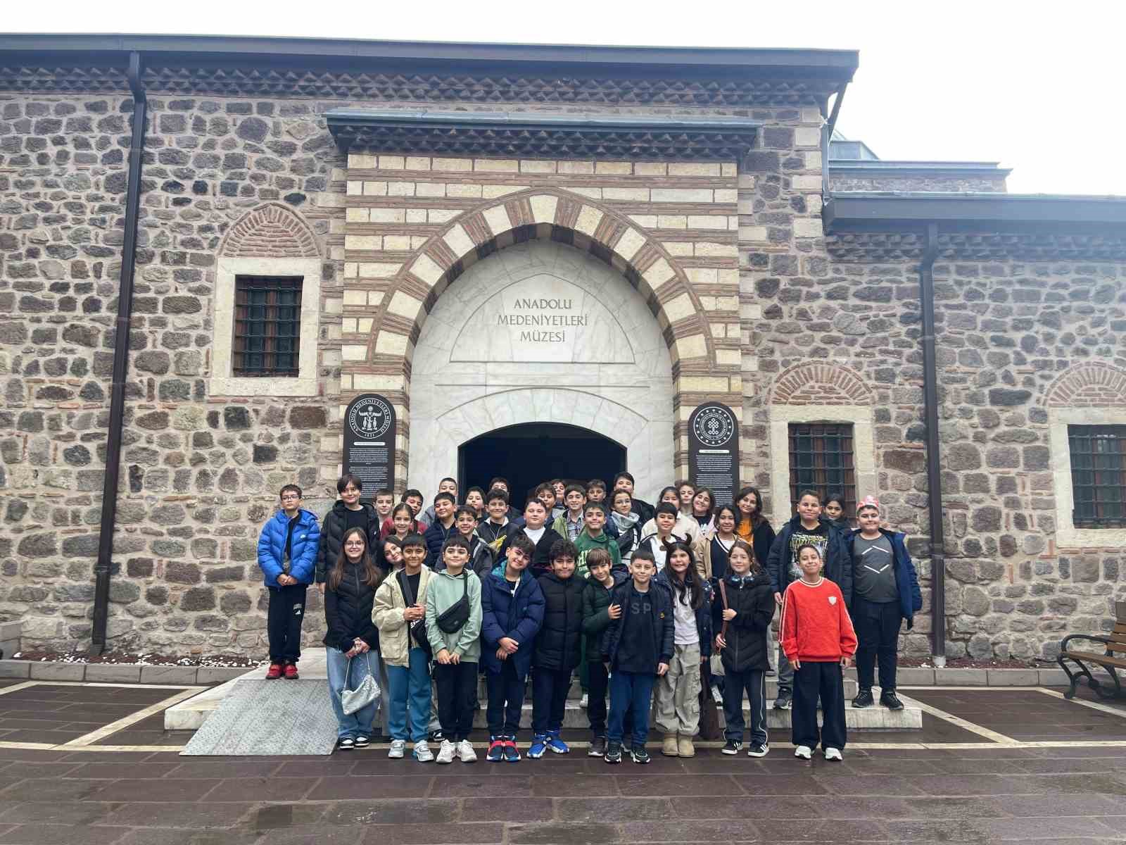GAZİANTEP KOLEJ VAKFI ÖZEL ORTAOKULU ÖĞRENCİLERİ ANKARA’YA DÜZENLEDİKLERİ GEZİYLE TARİHİ VE KÜLTÜREL YAPILARI MERCEK ALTINA ALIRKEN ZİYARETLERİ KAPSAMINDA ANITKABİR’İ DE ZİYARET EDEREK MOZOLEYE ÇELENK KOYDULAR. I. VE II. TÜRKİYE BÜYÜK MİLLET MECLİSİ BİNALARINI DA ZİYARET EDEREK TÜRKİYE CUMHURİYETİ’NİN DOĞUŞUNA TANIKLIK EDEN SALONLAR VE TARİHİ BELGELER İNCELENDİLER.