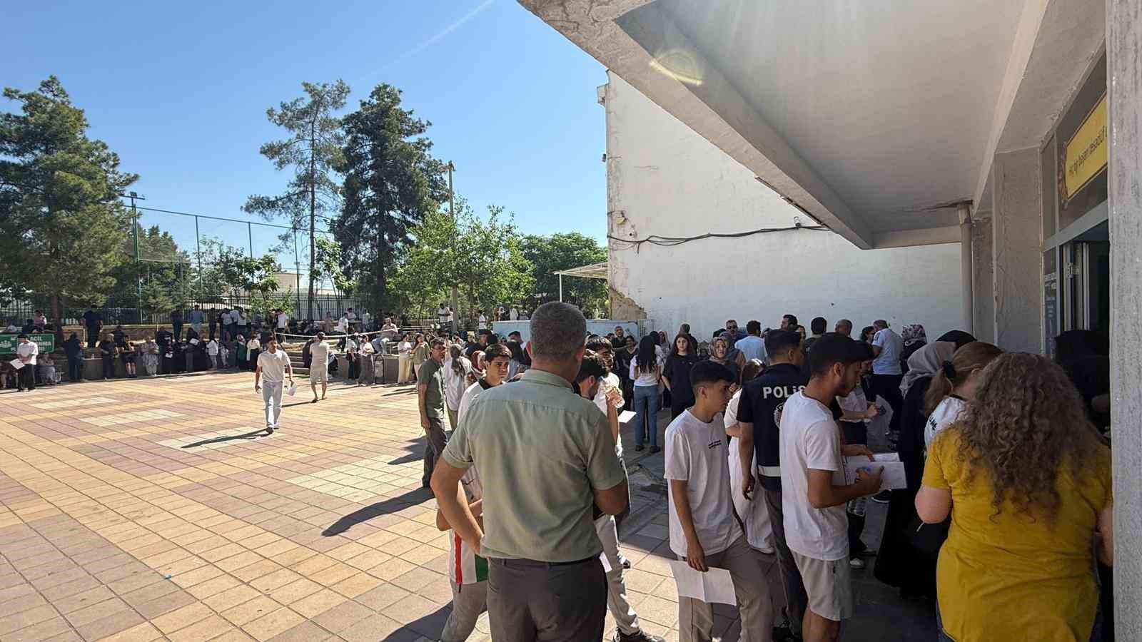 Diyarbakır’da okulları karıştıran öğrenciler son dakikalarda polis eşliğinde yetişti