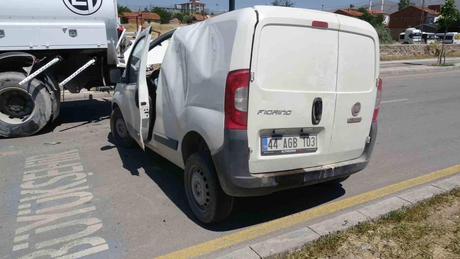 Malatya’da su tankerine çarpan aracın sürücüsü ağır yaralandı