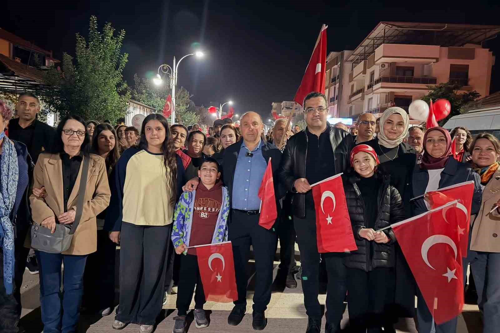 MANİSA’NIN SARIGÖL İLÇESİNDE CUMHURİYET’İN 103. YIL DÖNÜMÜ KUTLAMALARI KAPSAMINDA DÜZENLENEN FENER ALAYINDA, ELLERİNDE TÜRK BAYRAKLARI TAŞIYAN HER YAŞTAN VATANDAŞ CUMHURİYET COŞKUSUNU HEP BİRLİKTE YAŞADI.