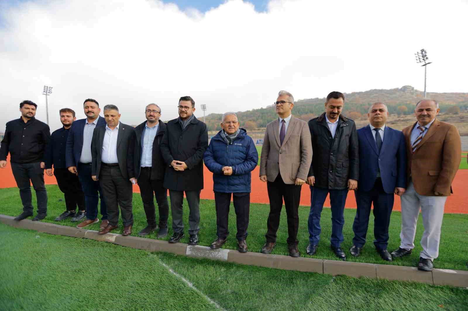 KAYSERİ BÜYÜKŞEHİR BELEDİYE BAŞKANI DR. MEMDUH BÜYÜKKILIÇ, ERCİYES YÜKSEK İRTİFA KAMP MERKEZİ’NDE YAPIMI TAMAMLANAN ATLETİZM PİSTİNİ YERİNDE İNCELEDİ.