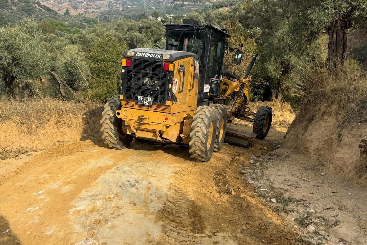 EFELER’DE HASAR GÖREN TARIM ARAZİ YOLLARI AÇILIYOR