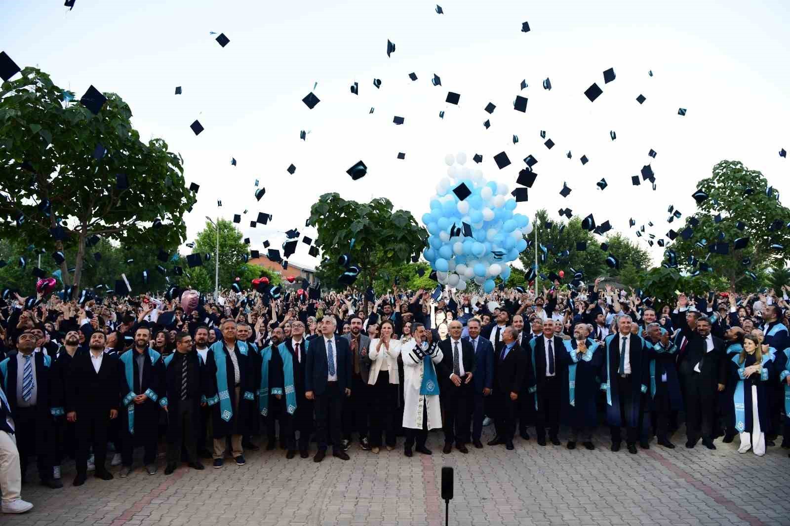 Malatya Turgut Özal Üniversitesi’nde mezuniyet coşkusu