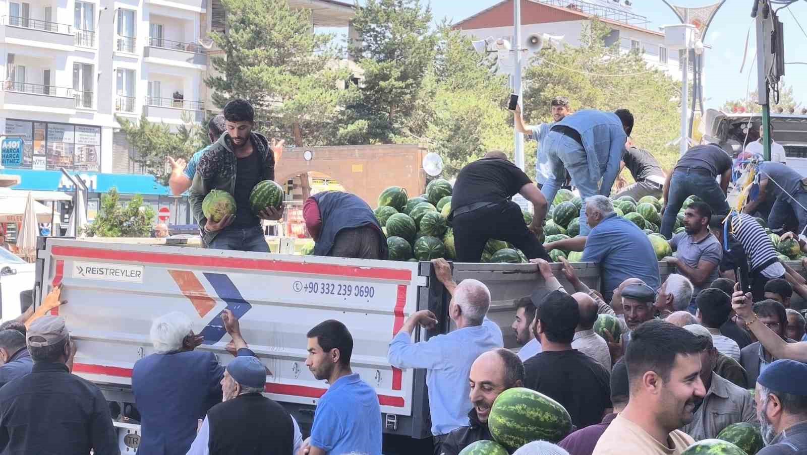 Ahlatlı çiftçi 30 ton karpuz dağıttı