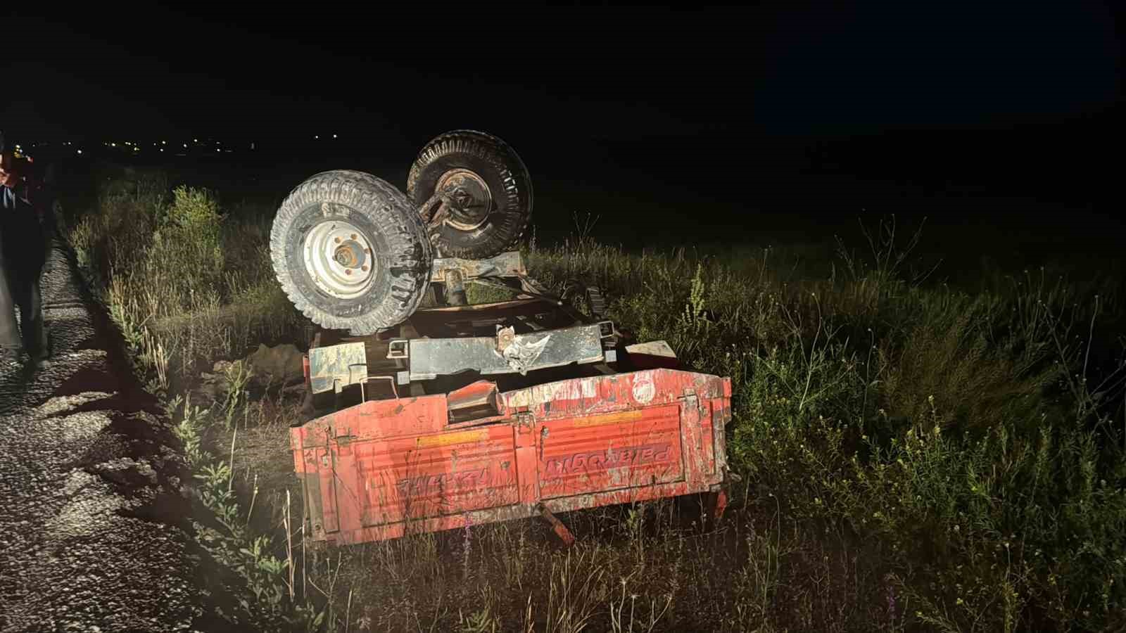 SİVAS’IN ALTINYAYLA İLÇESİNDE TRAKTÖRÜN RÖMORKUNA ÇARPAN MERCEDES MARKA LÜKS OTOMOBİL ADETA KAĞIT GİBİ PARÇALANDI. KAZADA 4 KİŞİ YARALANIRKEN, OTOMOBİLİN HIZ GÖSTERGESİNİN 140 KİLOMETREDE TAKILI KALMASI DİKKAT ÇEKTİ.