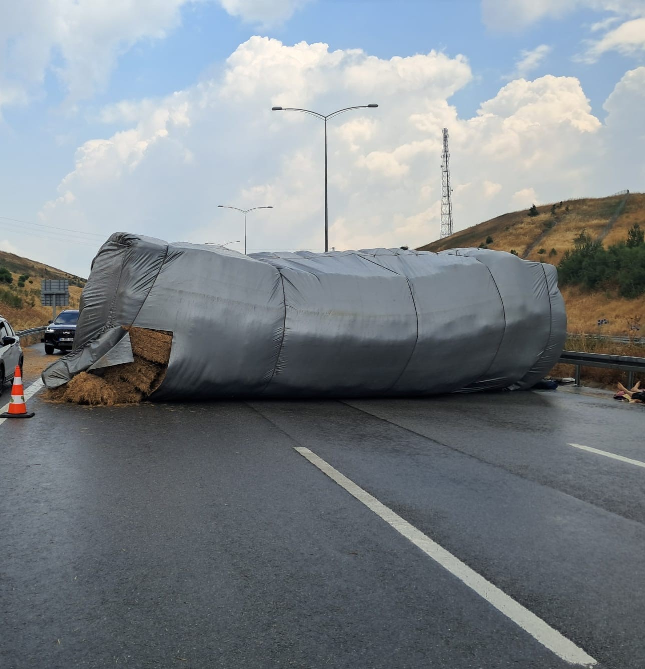 Balıkesir'de saman yüklü tır devrildi, otoyol trafiğe kapandı