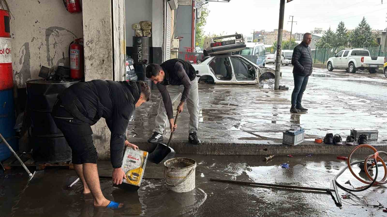 DİYARBAKIR'DA SABAH SAATLERİNDE ETKİLİ OLAN SAĞANAKTA YAĞMUR SUYU SANAYİ SİTESİNDEKİ DÜKKANLARA TAŞTI.
