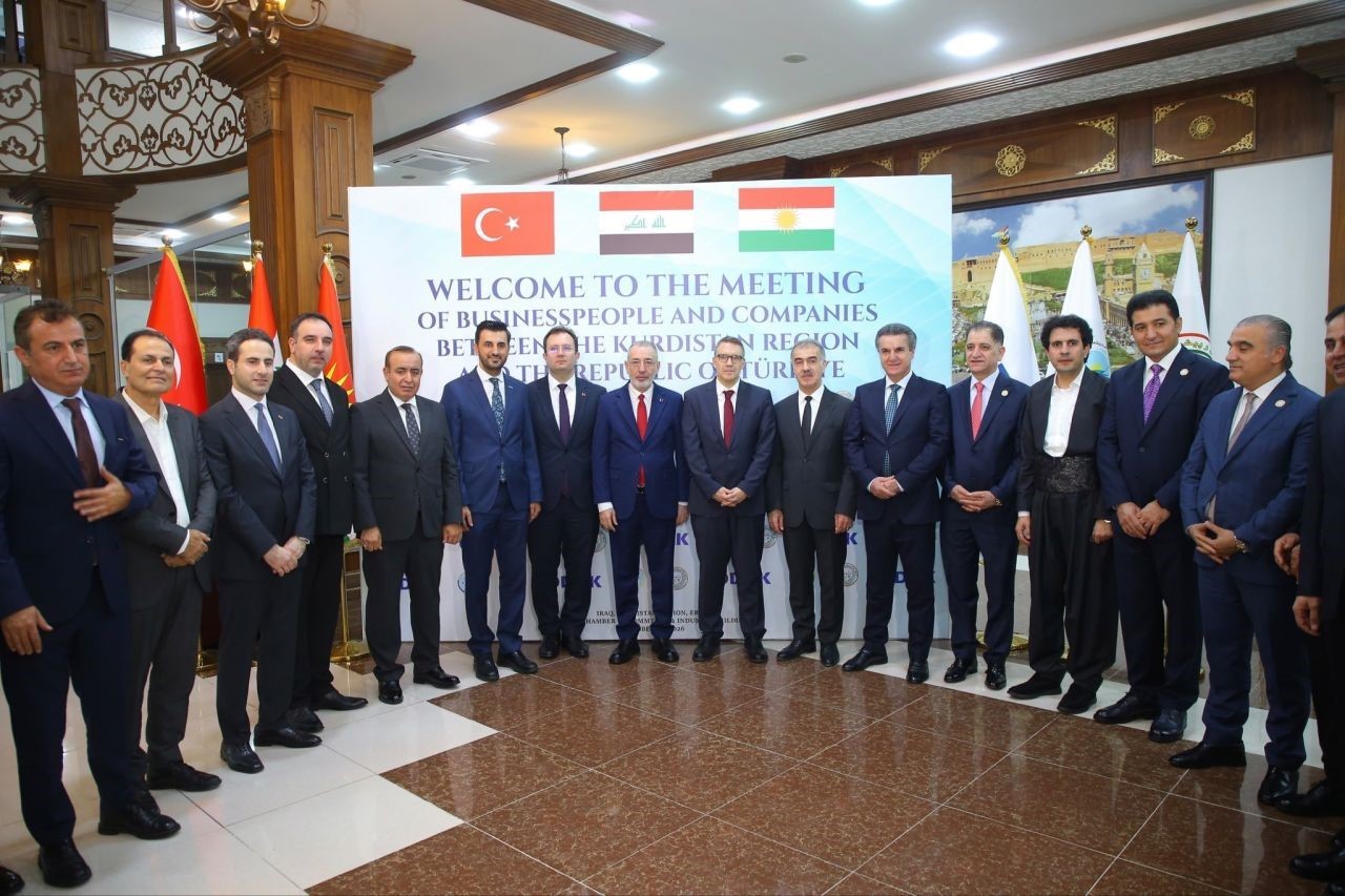 DEİK/TÜRKİYE-IRAK İŞ KONSEYİ ÖNCÜLÜĞÜNDE GERÇEKLEŞTİRİLEN KAPSAMLI IRAK ZİYARETİ, ERBİL, MUSUL, KERKÜK VE BAĞDAT HATLARINDA YOĞUN TEMASLARLA DEVAM EDİYOR. YAKLAŞIK 40 TÜRK İŞ İNSANININ KATILDIĞI HEYET PROGRAMINDA, İKİ ÜLKE ARASINDAKİ EKONOMİK İLİŞKİLERİ DERİNLEŞTİRECEK STRATEJİK GÖRÜŞMELER GERÇEKLEŞTİRİLİYOR.