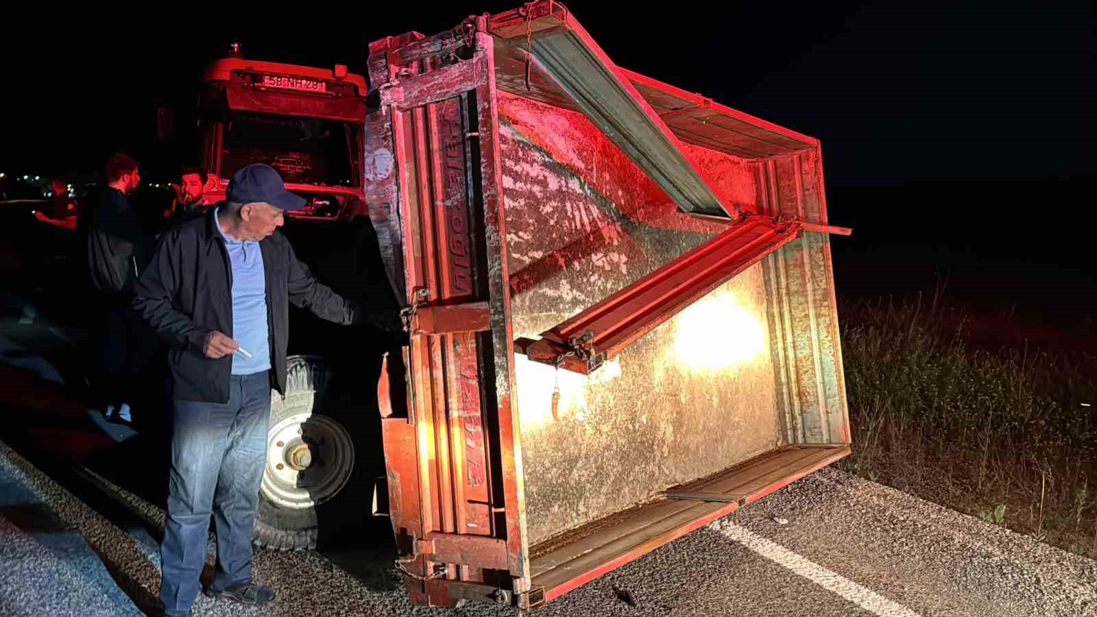 SİVAS’IN ALTINYAYLA İLÇESİNDE TRAKTÖRÜN RÖMORKUNA ÇARPAN MERCEDES MARKA LÜKS OTOMOBİL ADETA KAĞIT GİBİ PARÇALANDI. KAZADA 4 KİŞİ YARALANIRKEN, OTOMOBİLİN HIZ GÖSTERGESİNİN 140 KİLOMETREDE TAKILI KALMASI DİKKAT ÇEKTİ.