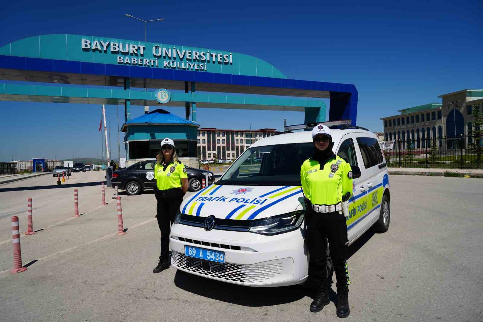 Bayburt’ta yanlış sınav merkezine gelen öğrencinin yardımına kadın polisler yetişti