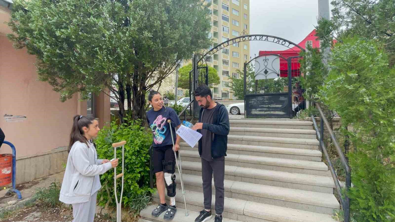 Kimliğini evde unutan adayın imdadına polis yetişti