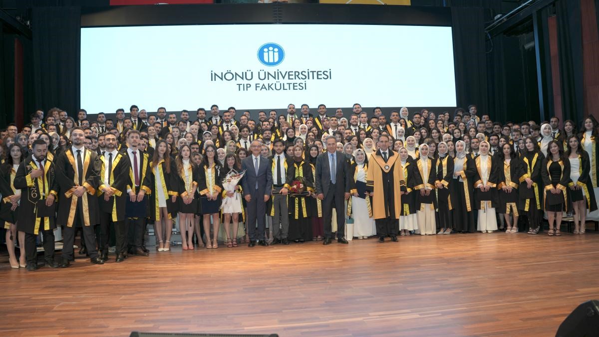 İnönü Üniversitesi Tıp Fakültesi'nde mezuniyet coşkusu