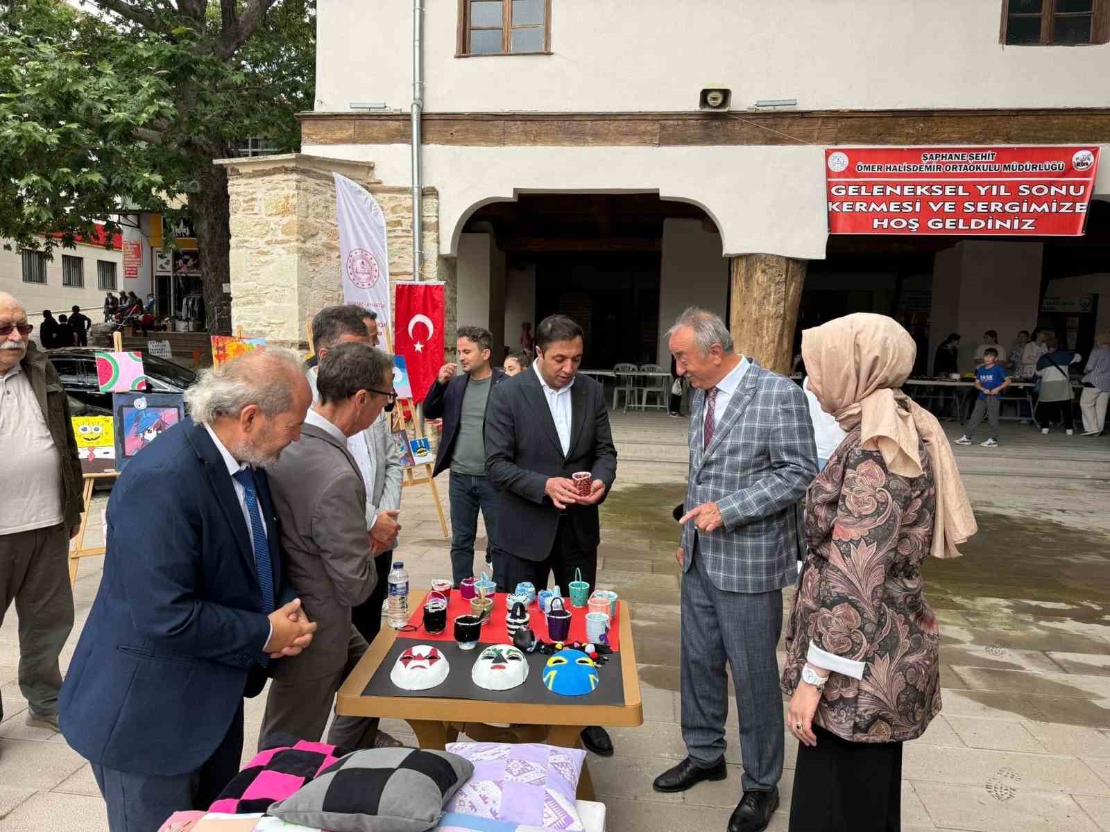 Şaphane’de yılsonu hayır çarşısı ve sergi yoğun ilgi gördü