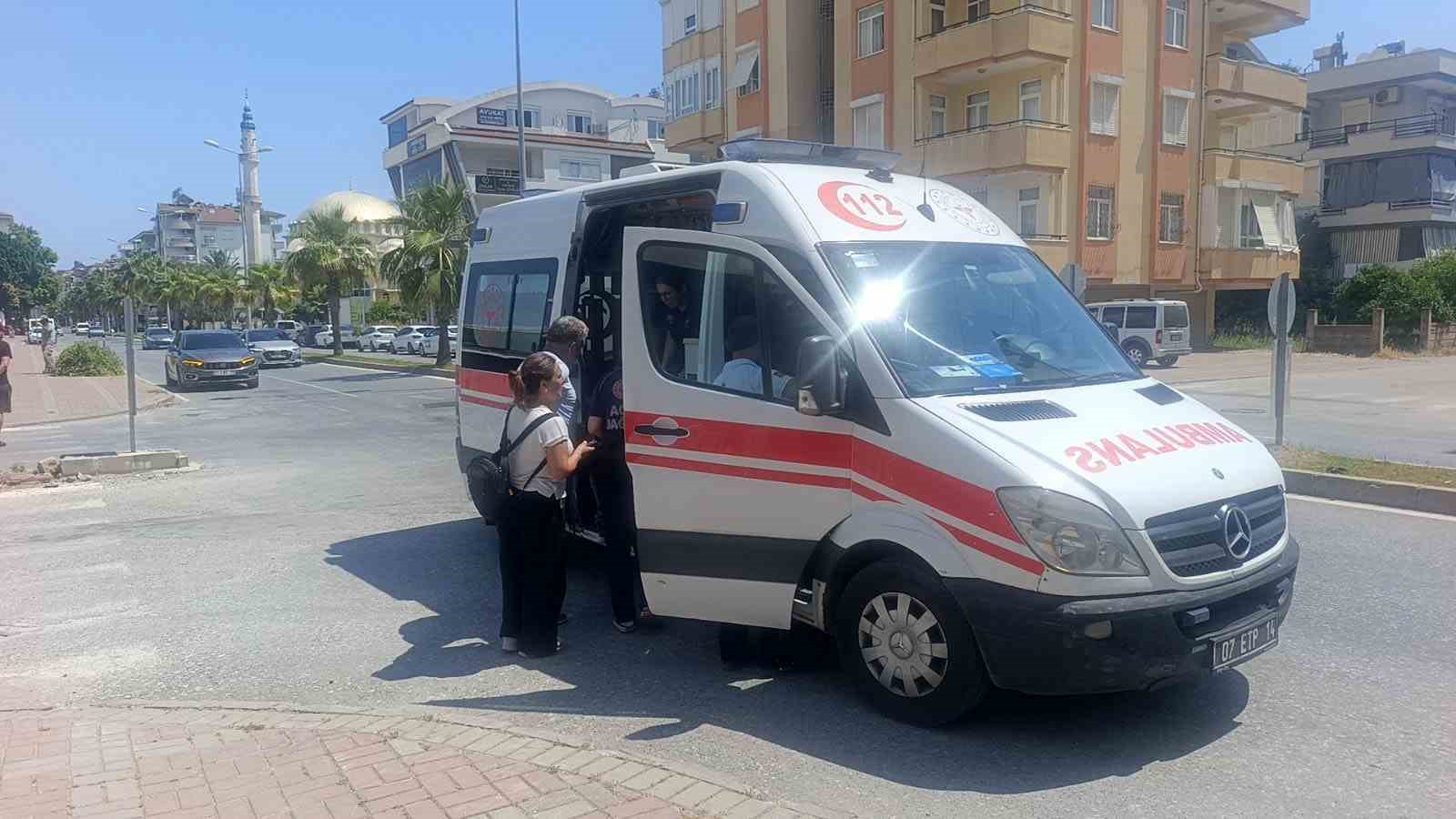 Antalya’da iki otomobil çarpıştı: 2 yaralı