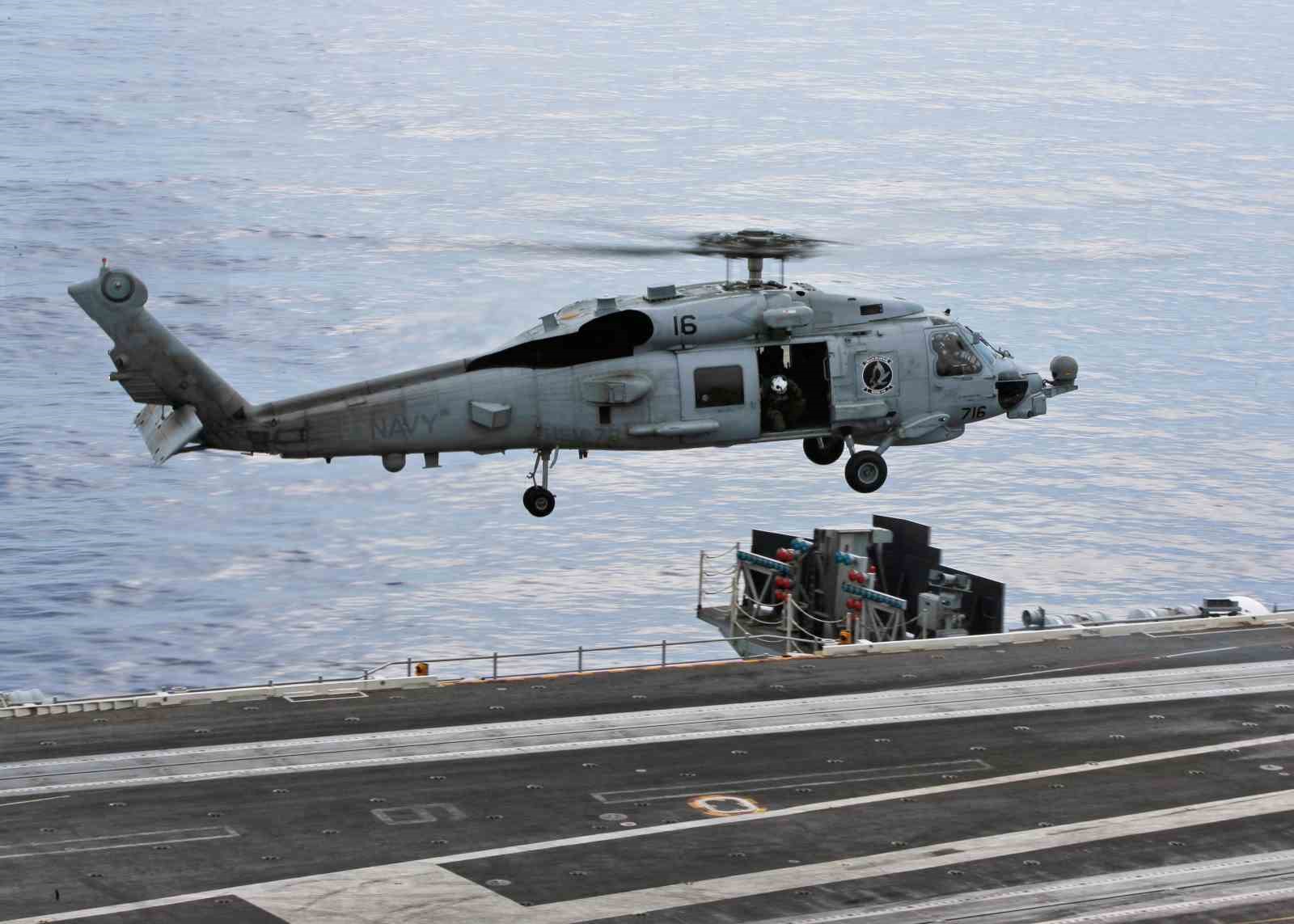ABD ordusuna ait helikopter Umman Denizi'ne acil iniş yaptı: 1 kişi kayıp