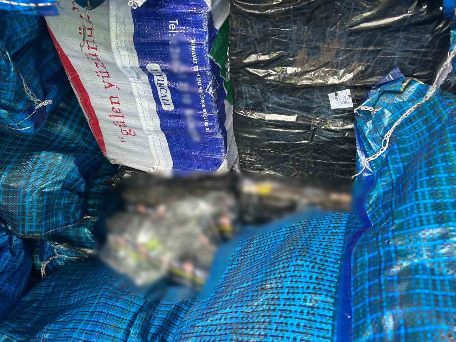 SİİRT’TE KÖMÜR ÇUVALLARININ ARASINA GİZLENMİŞ 10 BİN 250 PAKET KAÇAK SİGARA ELE GEÇİRİLDİ