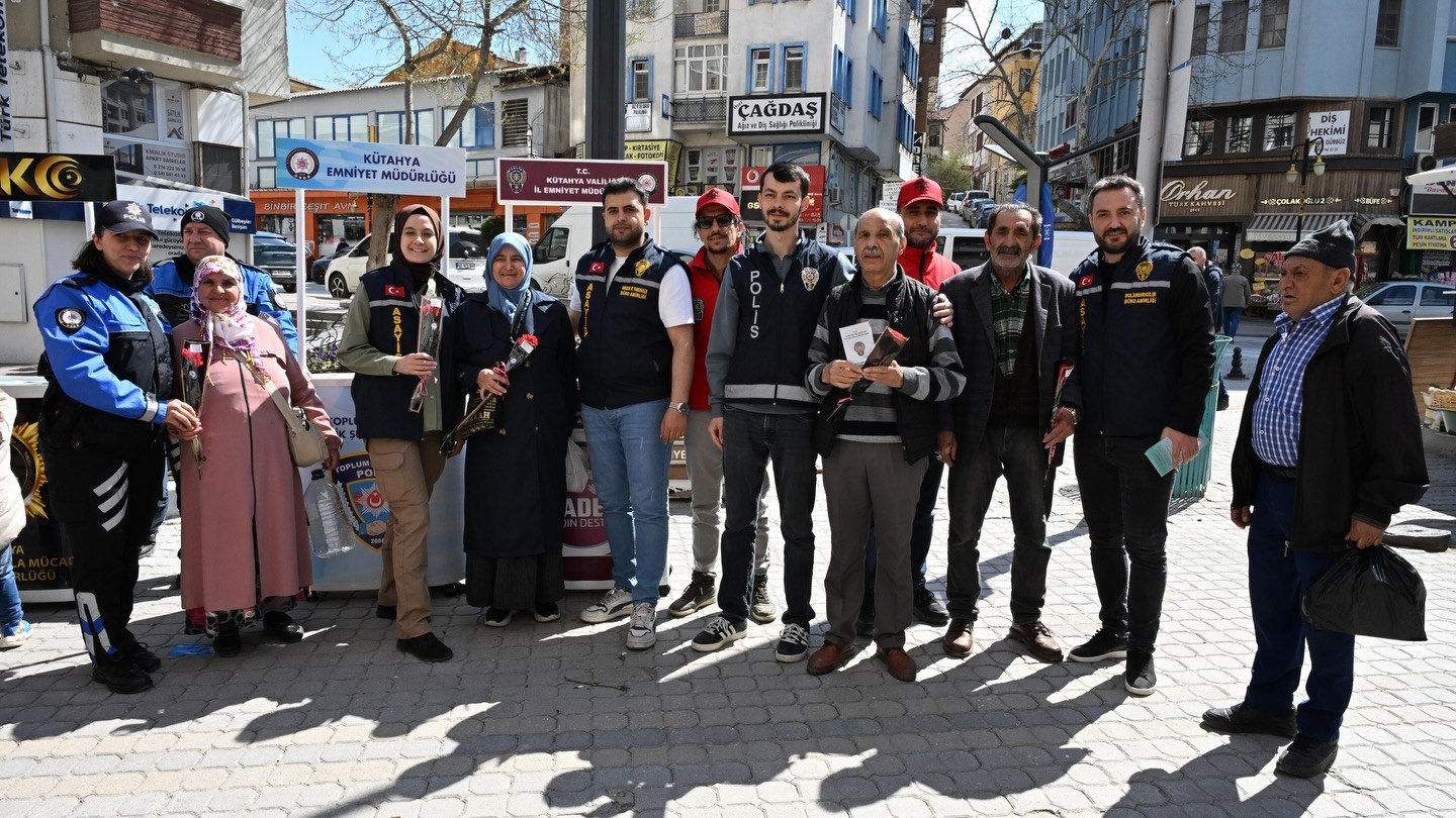 Kütahya'da Polis Haftası'nda bilgilendirme stantları kuruldu