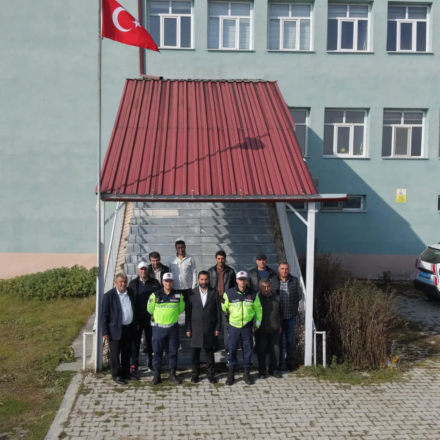 ARDAHAN'IN ÇILDIR İLÇESİNDE, İLÇE MİLLÎ EĞİTİM MÜDÜRLÜĞÜ BAHÇESİNDE TRAFİK JANDARMASI VE İLÇE MİLLÎ EĞİTİM MÜDÜRLÜĞÜ EKİPLERİNCE OKUL SERVİS ARAÇLARINA YÖNELİK DENETİM GERÇEKLEŞTİRİLDİ.