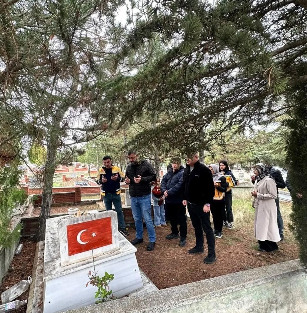 ESKİŞEHİR'DE 2011 YILINDA GÖREVİ ESNASINDA GEÇİRDİĞİ TRAFİK KAZASI SONUCU ŞEHİT OLAN AMBULANS ŞOFÖRÜ HALİS ALAN, VEFATININ YIL DÖNÜMÜNDE KABRİ BAŞINDA DUALARLA ANILDI.