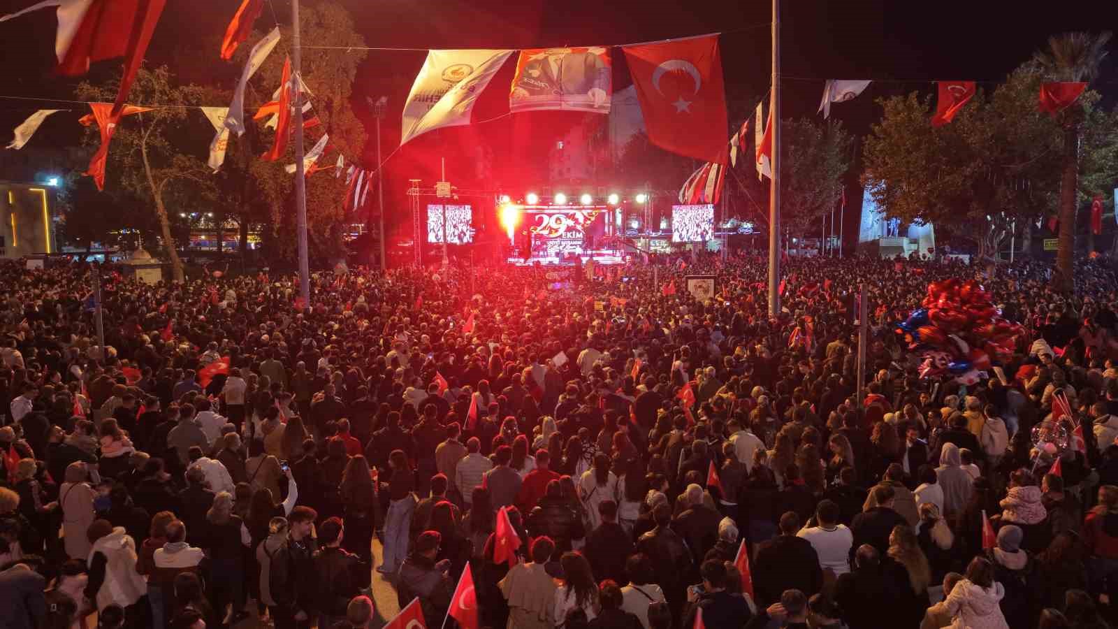 BİNLERCE DENİZLİLİ CUMHURİYET İÇİN YÜRÜDÜ DERYA ULUĞ KONSERİYLE 103. YIL COŞKUSU MEYDANLARA SIĞMADI