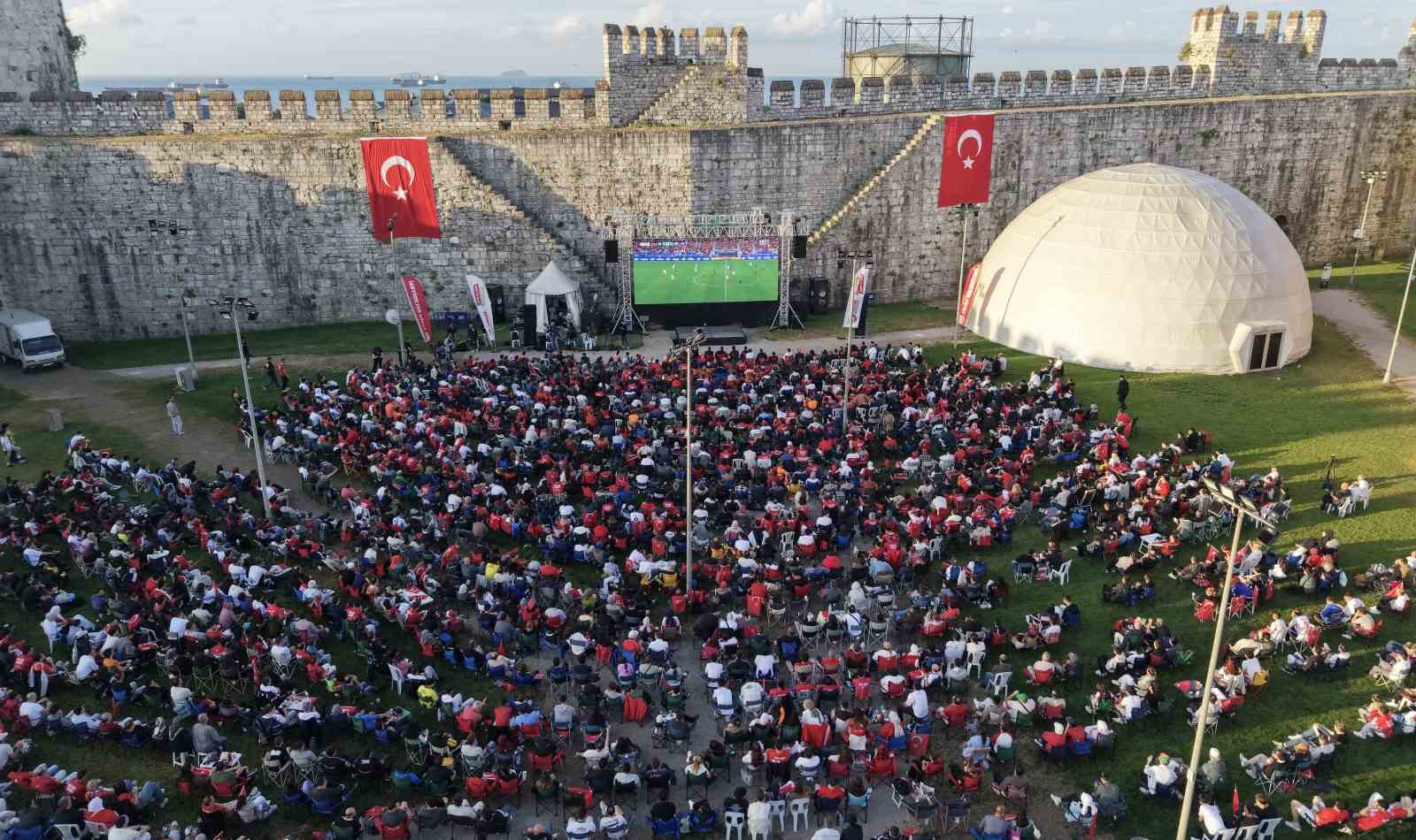 Tarihi Yedikule Hisarında milli takıma destek