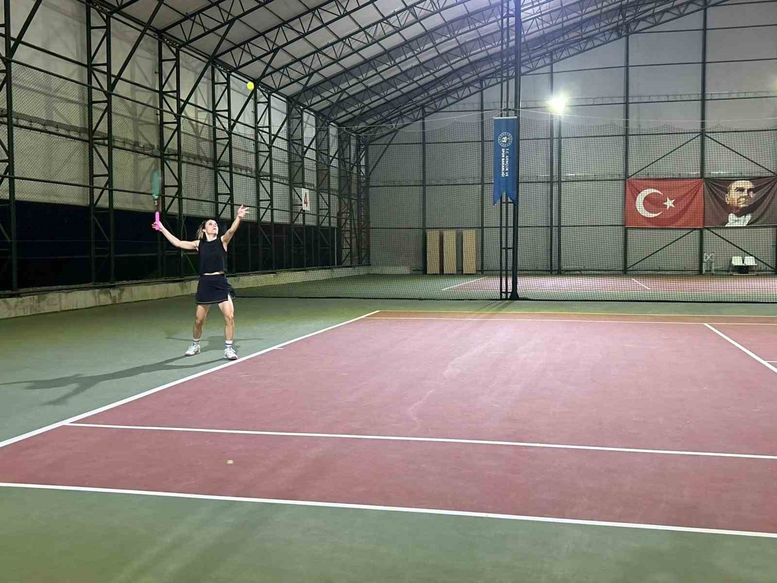 AYDIN ADNAN MENDERES ÜNİVERSİTESİ (ADÜ) İLE AYDIN GENÇLİK VE SPOR İL MÜDÜRLÜĞÜ İŞ BİRLİĞİNDE DÜZENLENEN 29 EKİM CUMHURİYET BAYRAMI TENİS MÜSABAKALARI TAMAMLANDI.