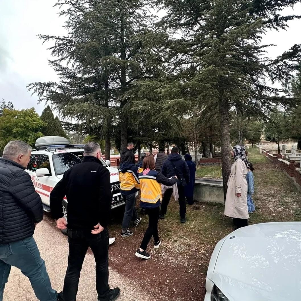 ESKİŞEHİR'DE 2011 YILINDA GÖREVİ ESNASINDA GEÇİRDİĞİ TRAFİK KAZASI SONUCU ŞEHİT OLAN AMBULANS ŞOFÖRÜ HALİS ALAN, VEFATININ YIL DÖNÜMÜNDE KABRİ BAŞINDA DUALARLA ANILDI.