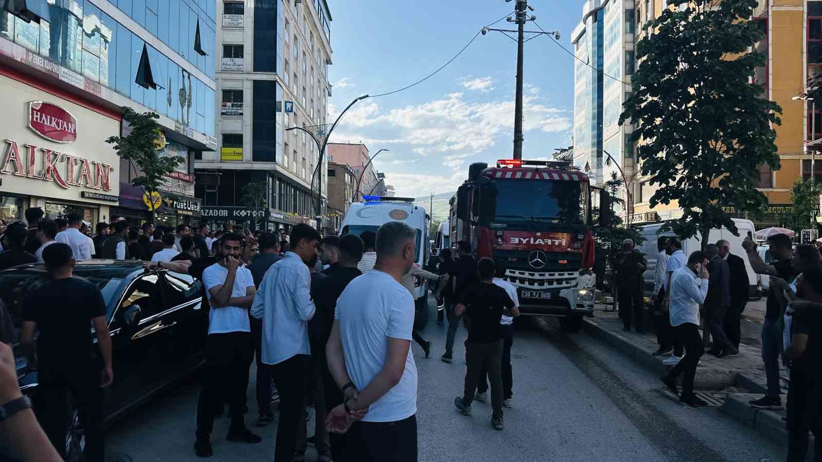 Binanın en üst katında intihara kalkışan şahsı son anda kurtardı: O anlar kamerada