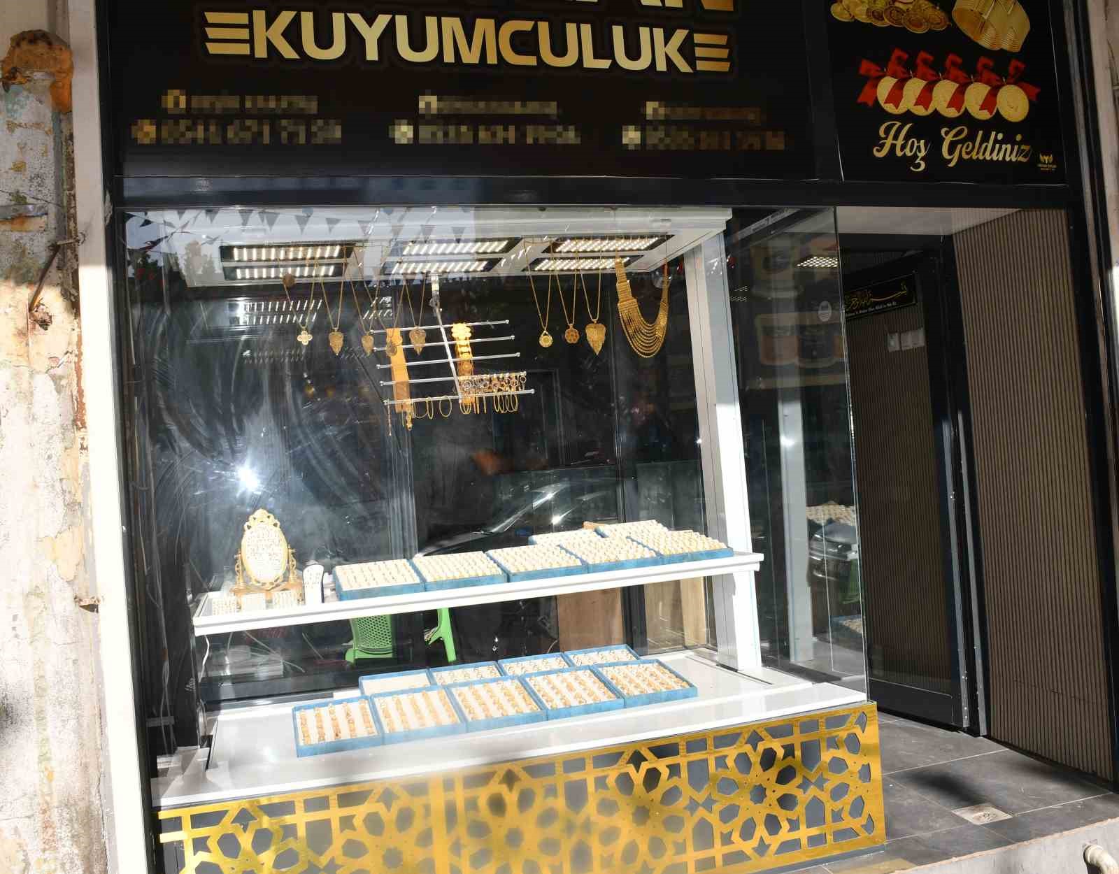 Sahibinden kaçan dana kuyumcu dükkânına girdi