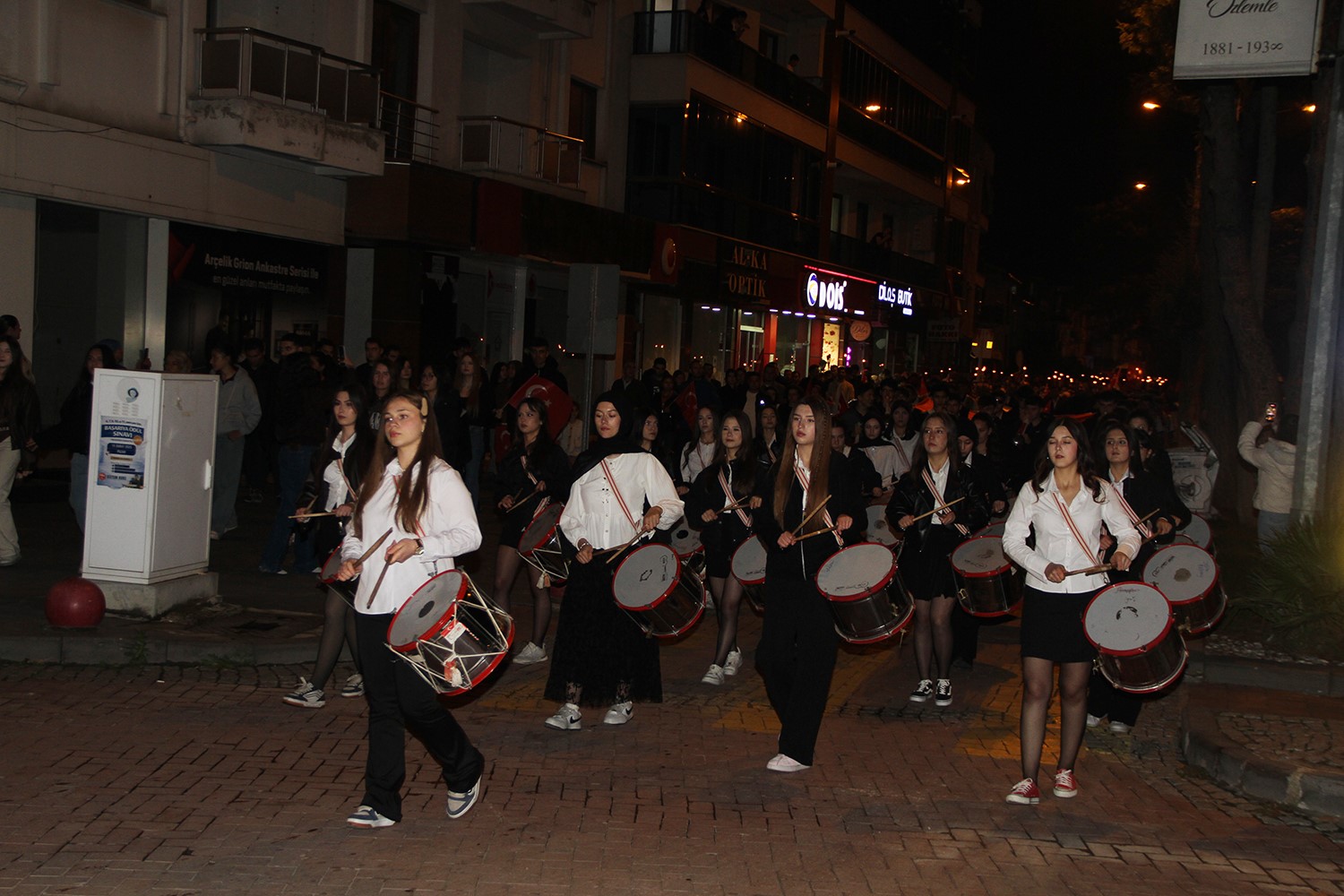 MANİSA’NIN KULA İLÇESİNDE, 29 EKİM CUMHURİYET BAYRAMI KUTLAMALARI KAPSAMINDA DÜZENLENEN FENER ALAYI VE YAREN GÖSTERİLERİ, VATANDAŞLARIN YOĞUN KATILIMIYLA GERÇEKLEŞTİRİLDİ.