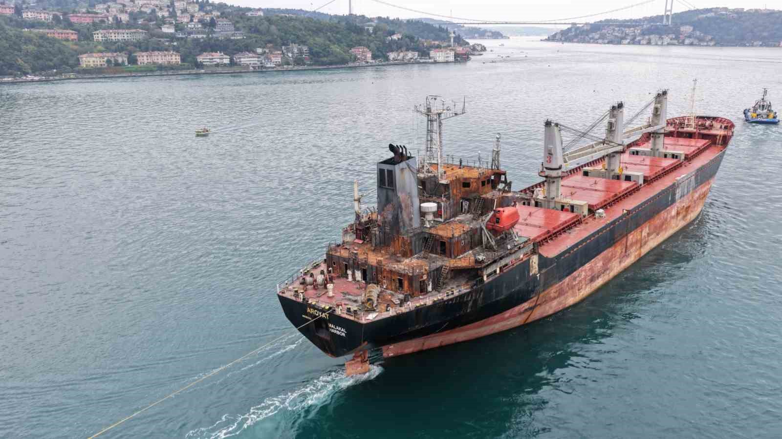 KARADENİZ’DE UKRAYNA’YA AİT İHA TARAFINDAN VURULARAK AĞIR HASAR ALAN PALAU BAYRAKLI, TÜRK İŞLETMESİNDEKİ "MV AROYAT" İSİMLİ DÖKME YÜK GEMİSİ, SÖKÜM İŞLEMLERİ İÇİN İZMİR ALİAĞA’YA GÖTÜRÜLMEK ÜZERE İSTANBUL BOĞAZI’NDAN GEÇTİĞİ SIRADA HAVADAN GÖRÜNTÜLENDİ.