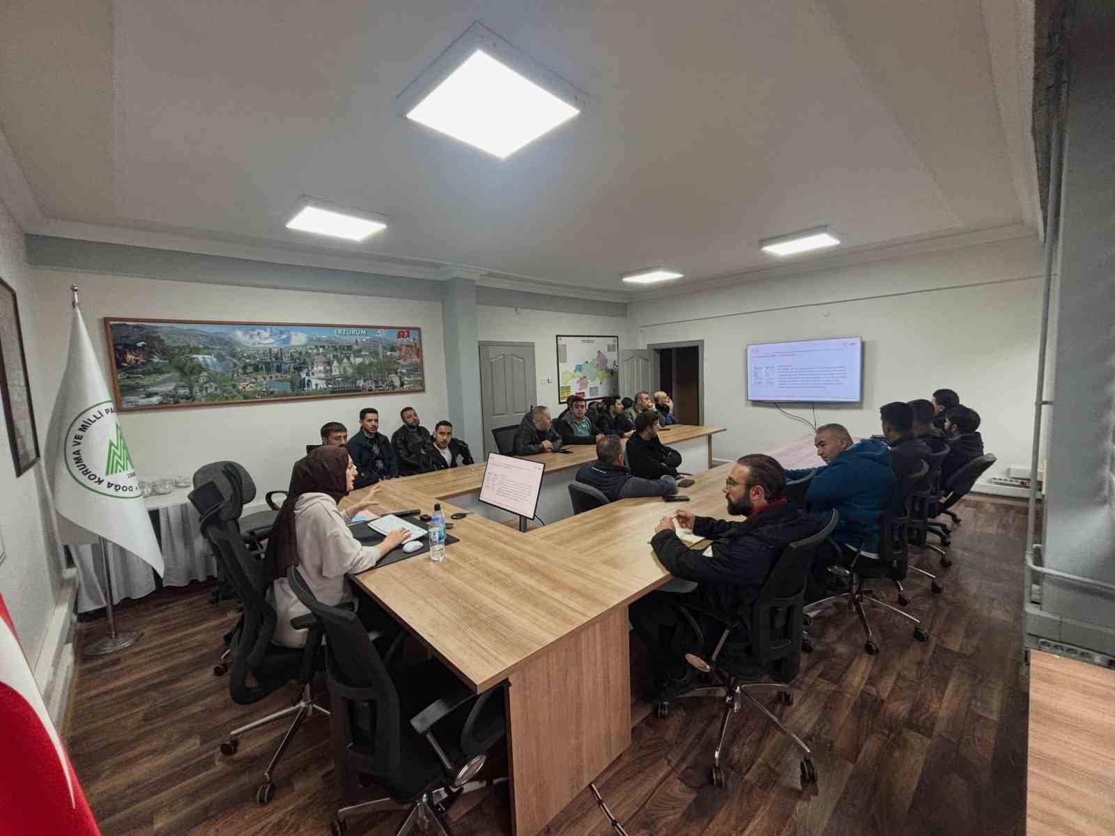 ERZURUM DOĞA VE MİLLİ PARKLAR MÜDÜRLÜĞÜ İLE YAKUTİYE HALK EĞİTİMİ MERKEZİ MÜDÜRLÜĞÜ İŞ BİRLİĞİYLE DÜZENLENEN "AVCI EĞİTİMİ KURSU" BAŞARIYLA TAMAMLANDI. GELECEĞİN BİLİNÇLİ AVCILARININ YETİŞTİRİLDİĞİ KURSU BAŞARIYLA TAMAMLAYAN 31 AVCI ADAYI SERTİFİKA ALMAYA HAK KAZANDI.