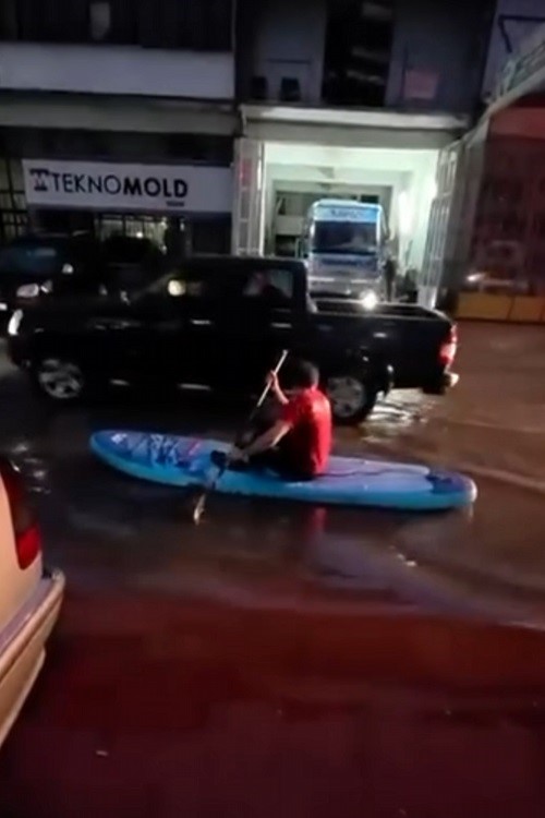 Sokaklar göle dönünce SUP ile gezintiye çıktı