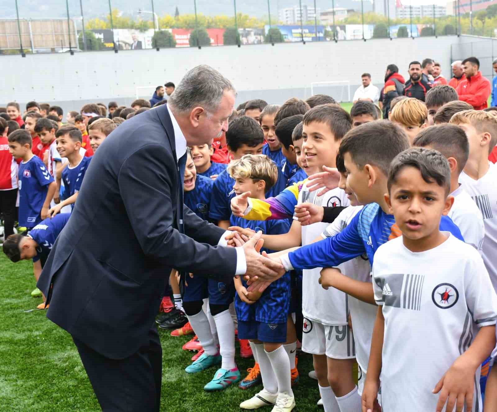 YUNUSEMRE BELEDİYESİ TARAFINDAN 29 EKİM CUMHURİYET BAYRAMI KAPSAMINDA DÜZENLENEN FUTBOL TURNUVASI, 16 TAKIMIN KATILIMIYLA TEVFİK LAV SPOR TESİSLERİ'NDE GERÇEKLEŞTİRİLDİ. 2017 DOĞUMLU SPORCULARIN MÜCADELE ETTİĞİ ORGANİZASYONDA MİNİK FUTBOLCULAR BAYRAM COŞKUSUNU YAŞADI.