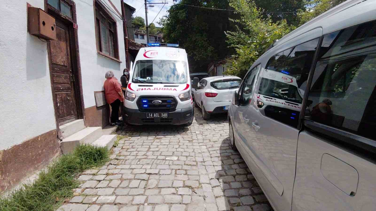 Bolu’da park edilen araçlardan ambulans sokağa giremedi: Sağlık ekipleri hastaya yürümek zorunda kaldı