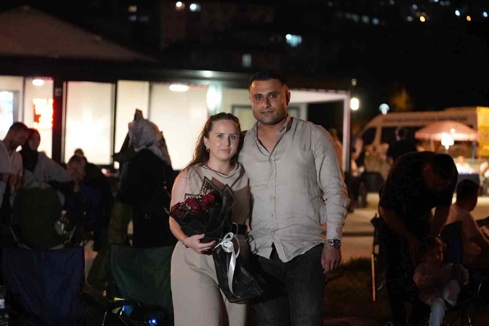 Film izlemeye geldi evlilik teklifi aldı