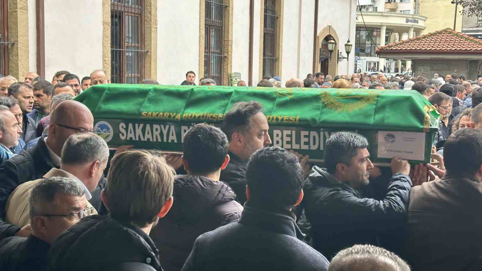 NEVŞEHİR'İN GÖREME BELDESİNDE MEYDANA GELEN PERİBACASI ÇÖKMESİNDE HAYATINI KAYBEDEN SAKARYALI GAZETECİ FATİH ERAY TUNA VE EŞİ BEGÜM TUNA, MEMLEKETLERİ SAKARYA'DA KILINAN CENAZE NAMAZININ ARDINDAN SON YOLCULUKLARINA UĞURLANDI.