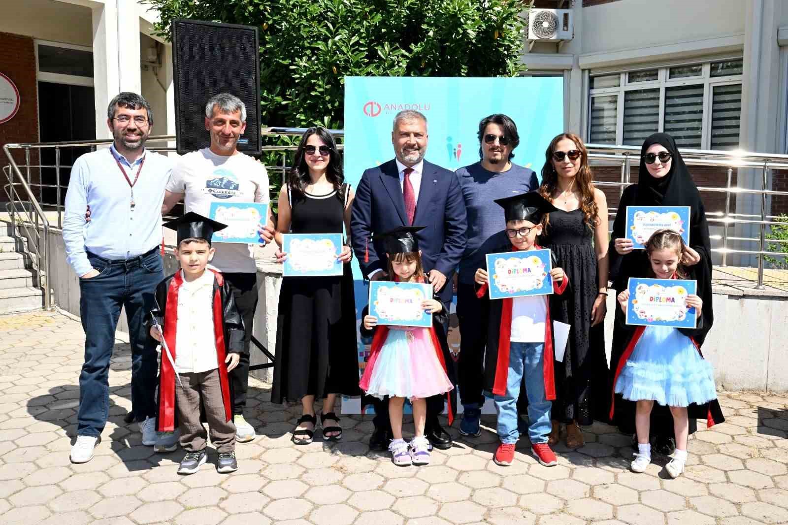 Anadolu Üniversitesi Engelliler Araştırma Enstitüsü'nde mezuniyet coşkusu