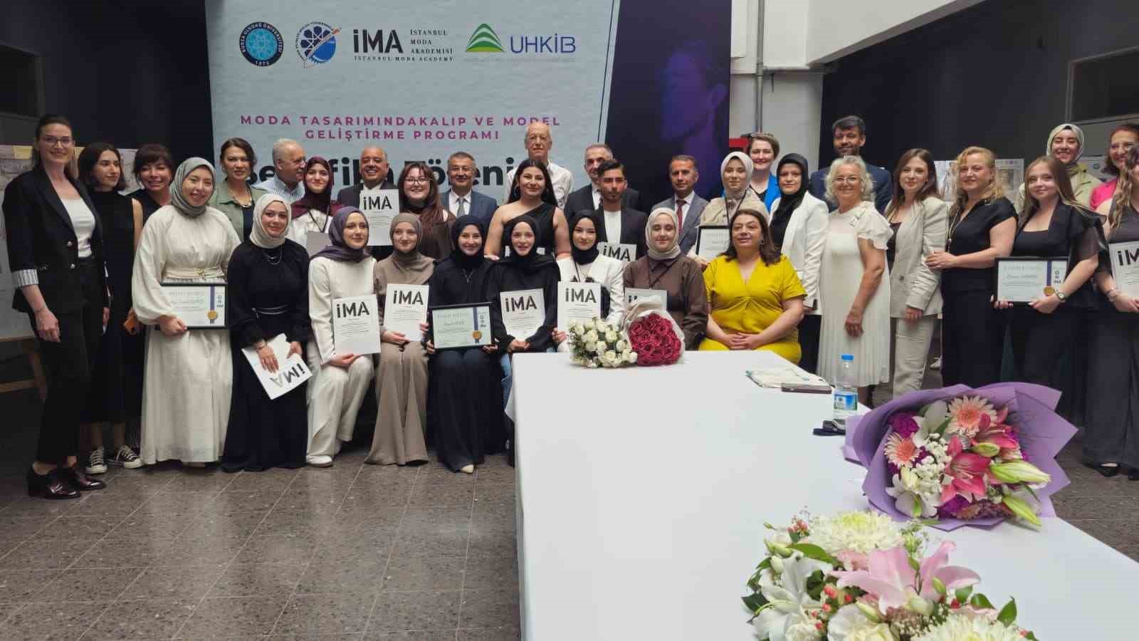 Geleceğin moda tasarımcıları Bursa'da sertifikalarını aldı
