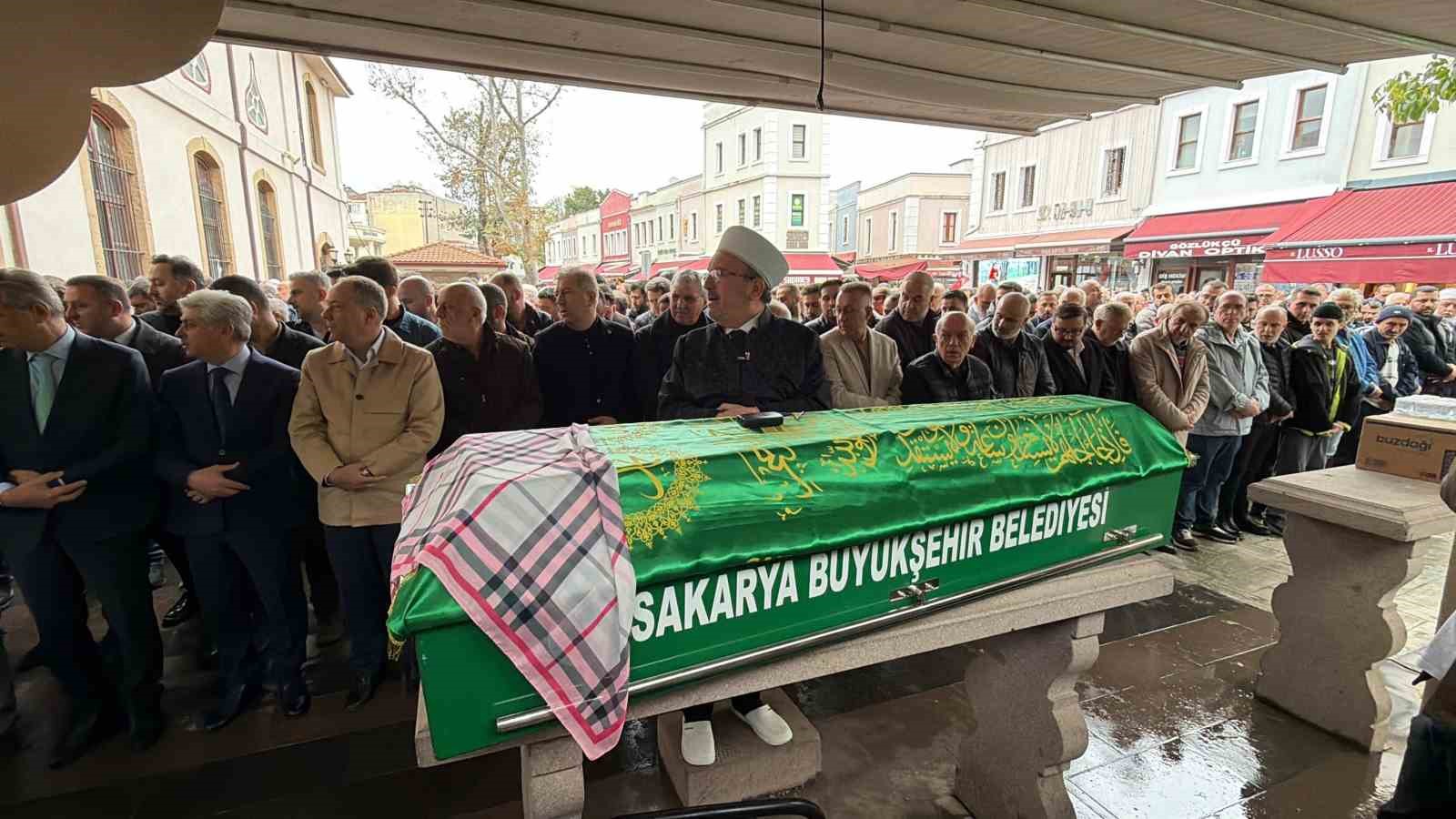 NEVŞEHİR'İN GÖREME BELDESİNDE MEYDANA GELEN PERİBACASI ÇÖKMESİNDE HAYATINI KAYBEDEN SAKARYALI GAZETECİ FATİH ERAY TUNA VE EŞİ BEGÜM TUNA, MEMLEKETLERİ SAKARYA'DA KILINAN CENAZE NAMAZININ ARDINDAN SON YOLCULUKLARINA UĞURLANDI.