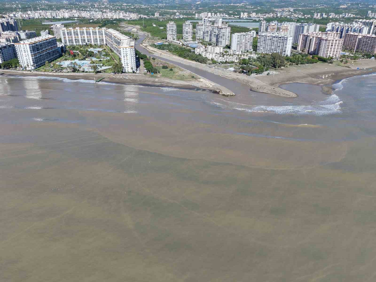 YAĞMUR BÖLGEYİ TERK ETMESİNE RAĞMEN DAĞLARDAN DERELERE GELEN SEL SULARININ DENİZE DÖKÜLDÜĞÜ BÖLGE DRON İLE DE GÖRÜNTÜLENDİ.