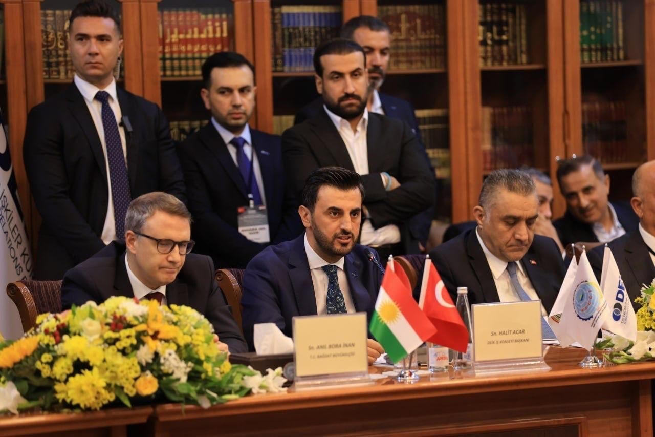 DEİK/TÜRKİYE-IRAK İŞ KONSEYİ ÖNCÜLÜĞÜNDE GERÇEKLEŞTİRİLEN KAPSAMLI IRAK ZİYARETİ, ERBİL, MUSUL, KERKÜK VE BAĞDAT HATLARINDA YOĞUN TEMASLARLA DEVAM EDİYOR. YAKLAŞIK 40 TÜRK İŞ İNSANININ KATILDIĞI HEYET PROGRAMINDA, İKİ ÜLKE ARASINDAKİ EKONOMİK İLİŞKİLERİ DERİNLEŞTİRECEK STRATEJİK GÖRÜŞMELER GERÇEKLEŞTİRİLİYOR.