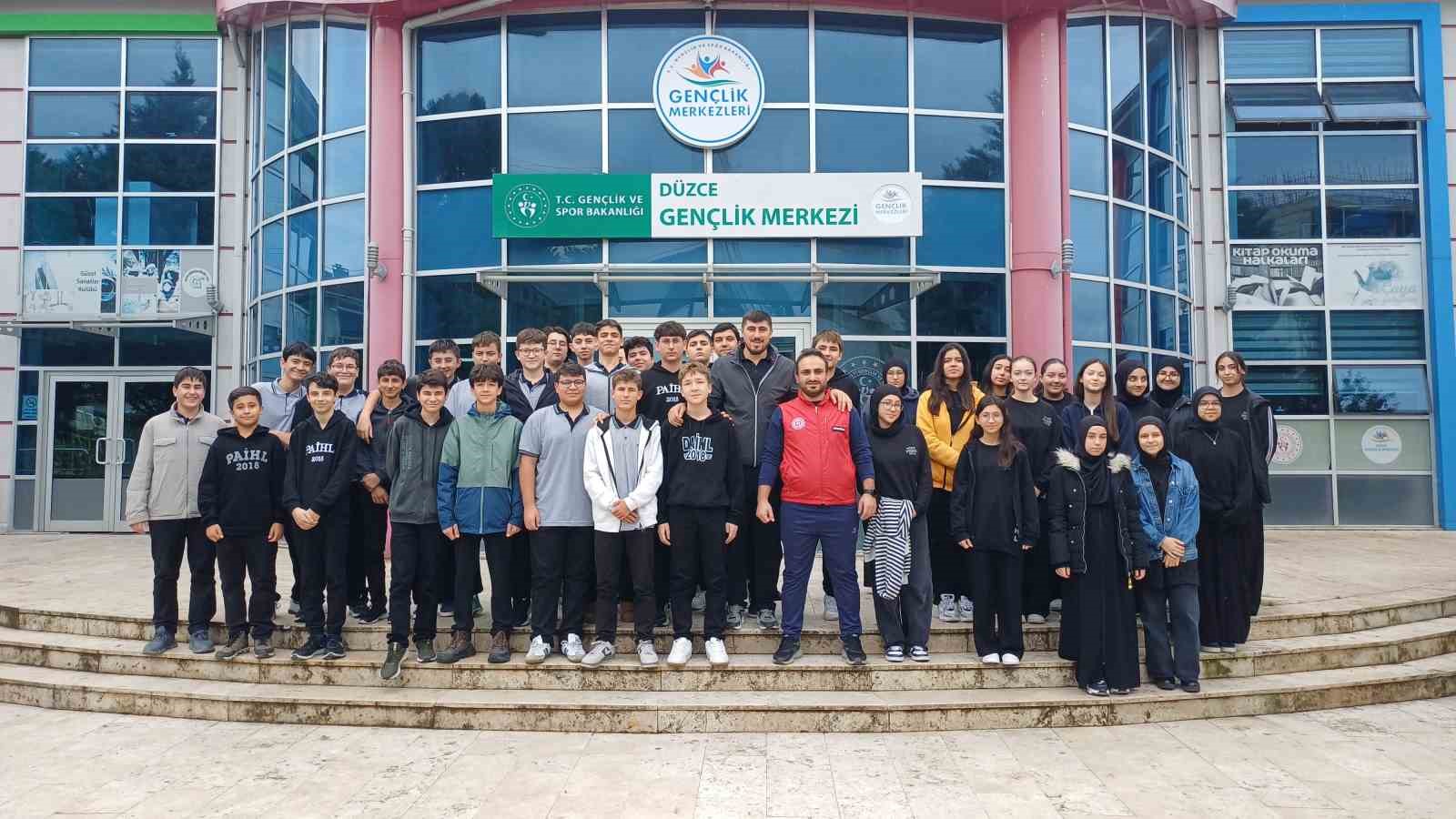 Düzce'de öğrenciler gençlik merkezinde buluştu