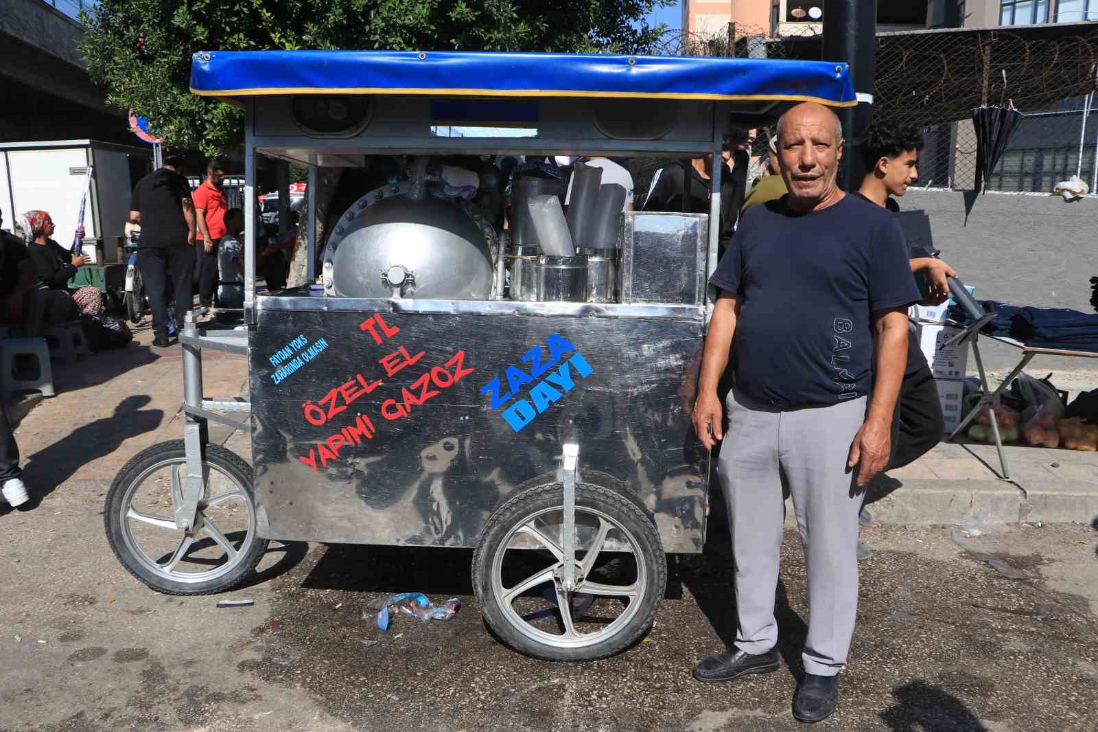 ADANA’DA 35 YILDIR EL YAPIMI GAZOZ HAZIRLAYAN 61 YAŞINDAKİ HACI ALYAPUT, YILLARDIR SÜRDÜRDÜĞÜ MESLEĞİYLE 4 ÇOCUĞUNU BÜYÜTÜRKEN, GELENEKSEL GAZOZ YAPIMINI YAŞATMAYA DEVAM EDİYOR.
